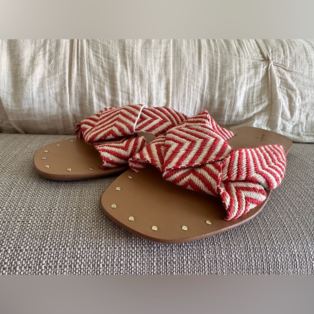 Universal Thread Sandals